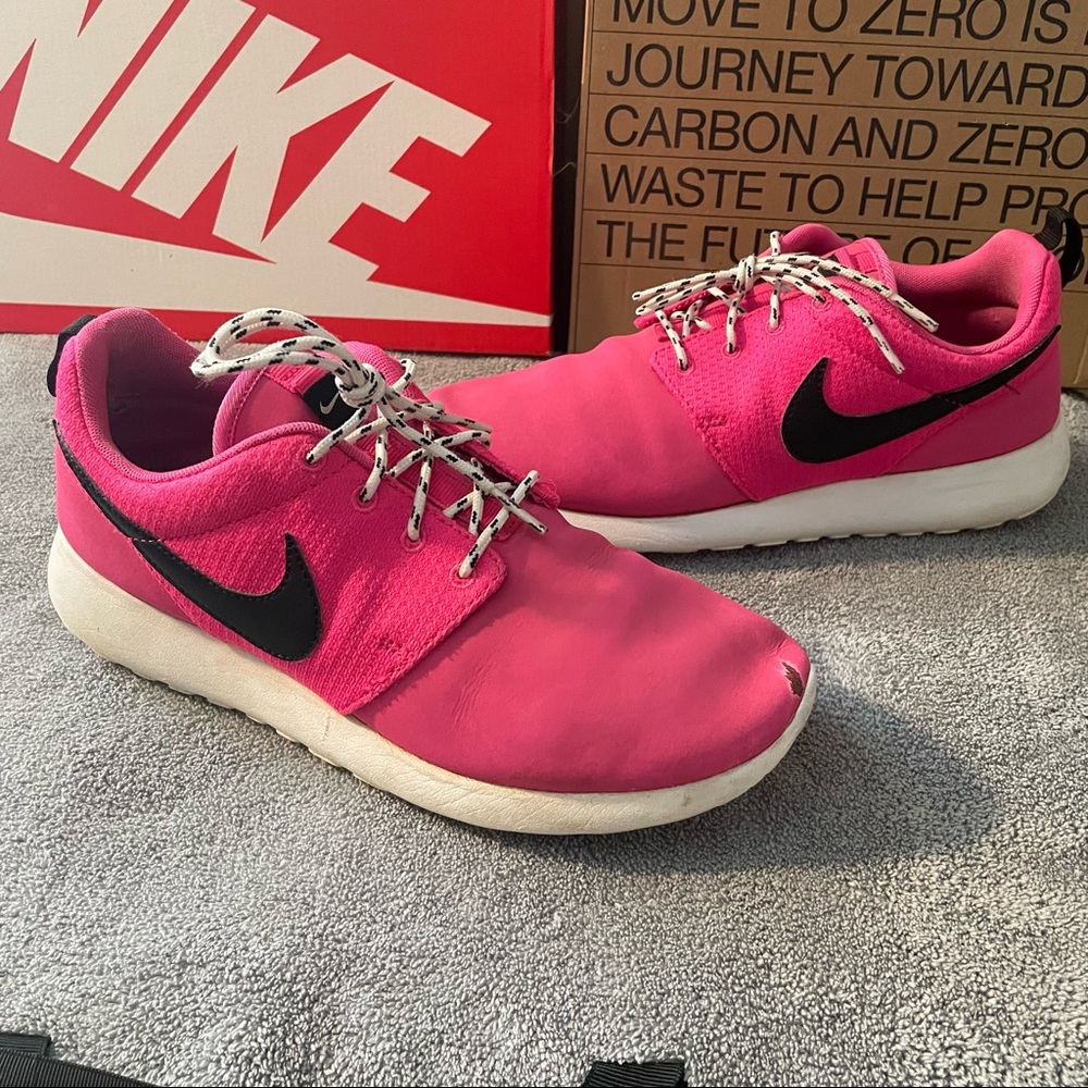 Nike Rosherun GS :: Women’s 7.5 (Youth Size 6) :: Pink/White